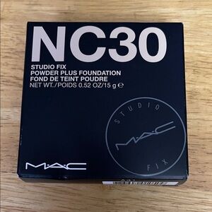 MAC Studio Fix Powder Plus Foundation NC30